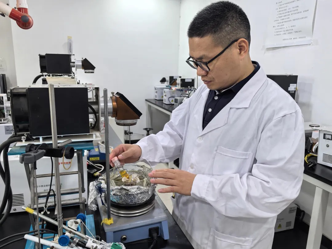 天津市优秀教师、新能源材料与低碳技术研究院钟地长：躬耕教坛育桃李 立德树人谱新篇