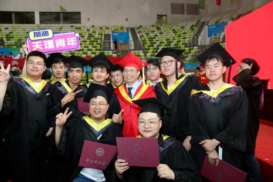  扬帆新征程：学校2025年学生毕业典礼暨学位授予仪式圆满举行