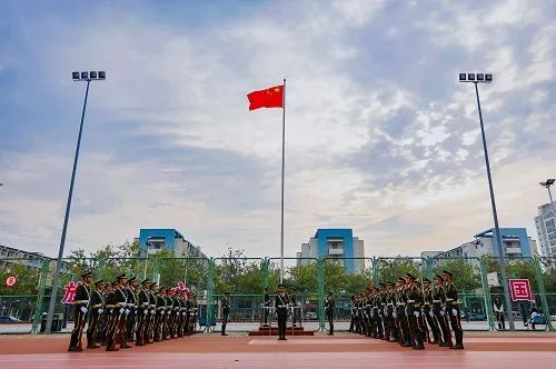 学校举办庆祝中华人民共和国成立73周年升旗仪式暨 “爱国强军我担当、青春献礼二十大”主题教育活动启动仪式