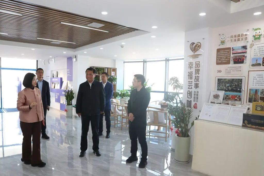 天津大学宣怀学院副院长、漫维集团董事长杨晓峰一行来校调研交流