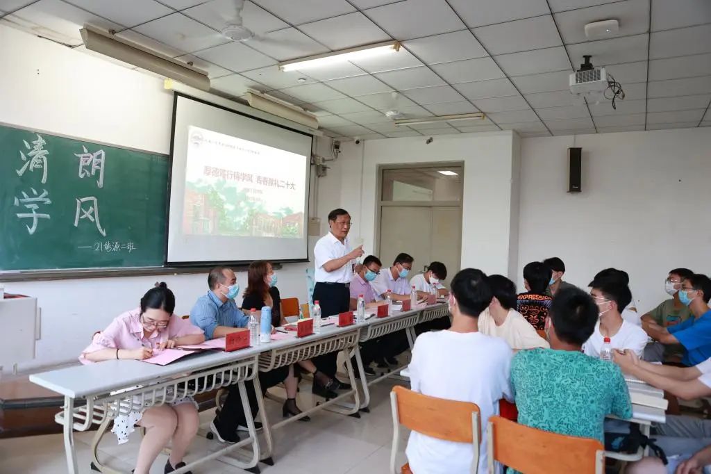 校领导深入班级、宿舍与联系学生谈担当话成长