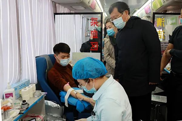 我校开展“仁爱之师，热血奉献”职工无偿献血活动